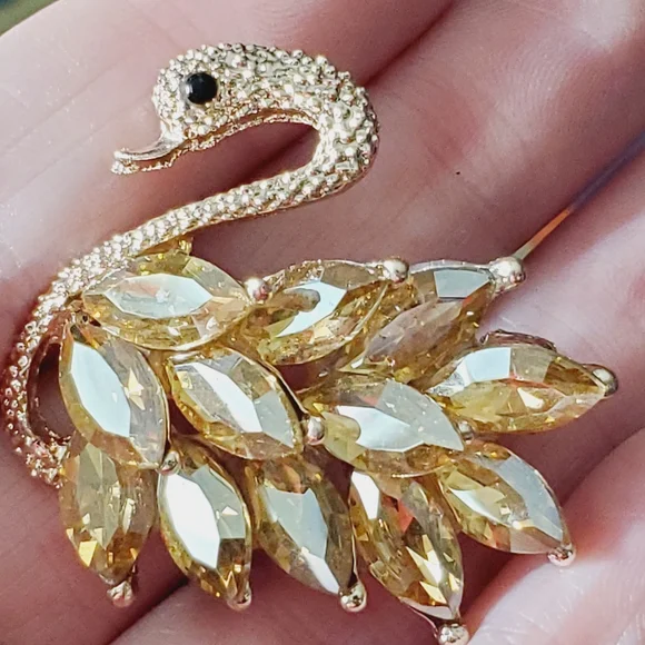 Rose gold swan Austrian swavorski elements crystals brooch champagne STUNNING - Picture 2 of 10